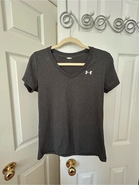 Under Armour Women’s Dark Gray V-Neck Short Sleeve Tee